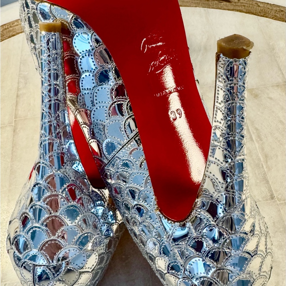 Christian Louboutin Silver Scaled Peep-Toe Heels, size 39 mint condition - Picture 9 of 10